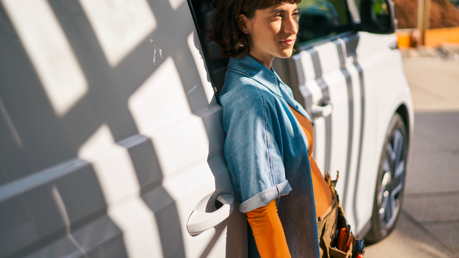 Frau steht vor weißem ID. Buzz Cargo.