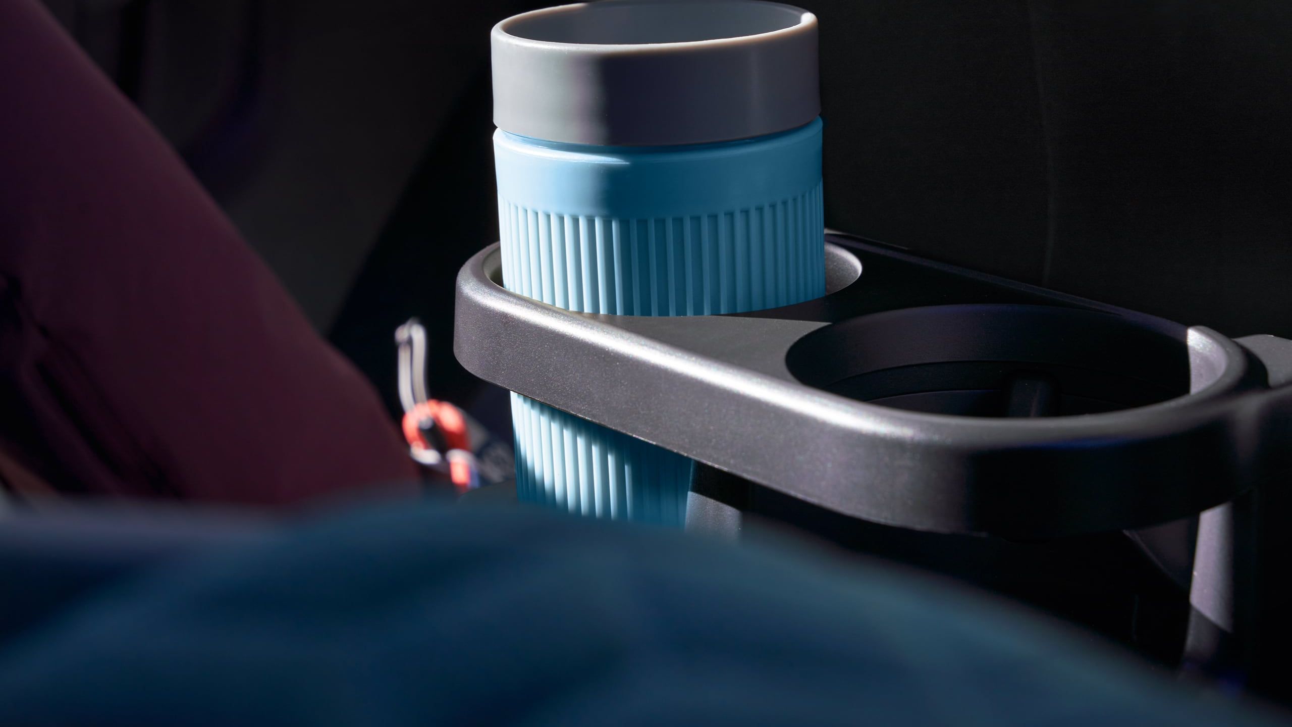 Ein Thermobecher befindet sich im Getränkehalter des VW ID. Buzz