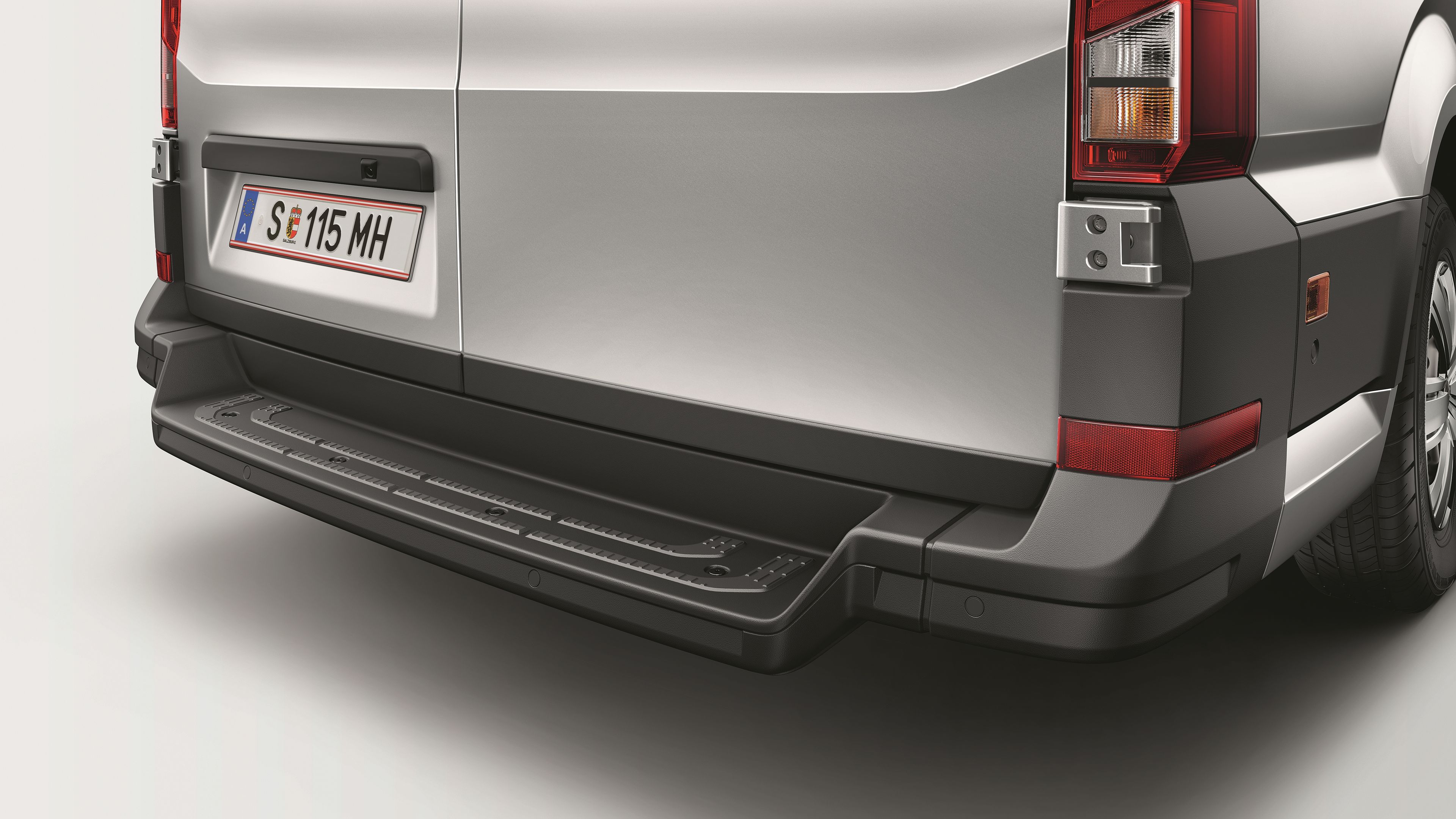 Ein stoßmindernde Trittstufe am Heck des VW Crafter Kastenwagens im Detail.