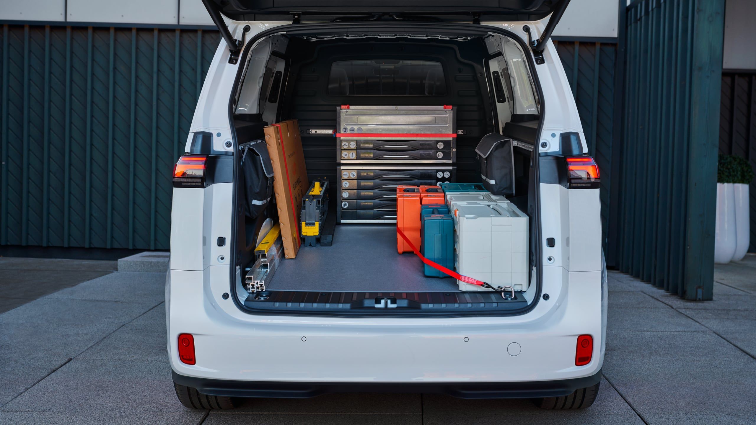 Offene Heckklappe eines beladenen weißen ID. Buzz Cargo 