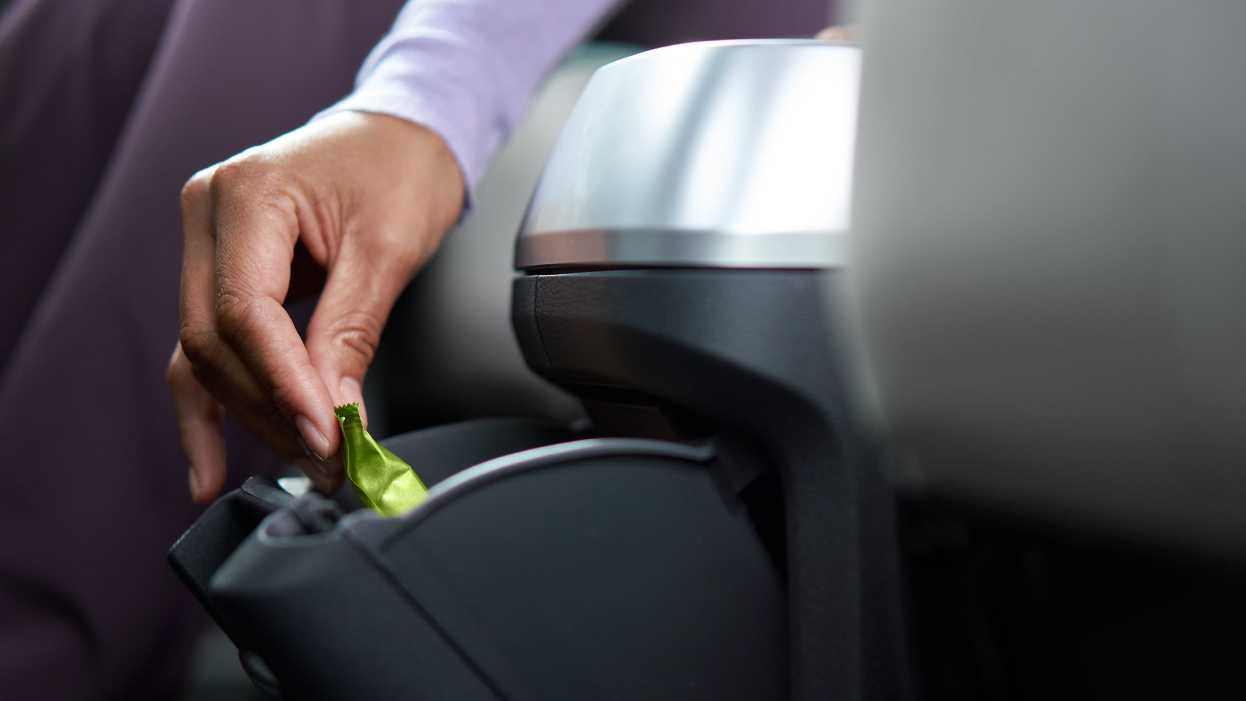 Die ausklappbare Ablage der ID. Buzz Box wird geöffnet