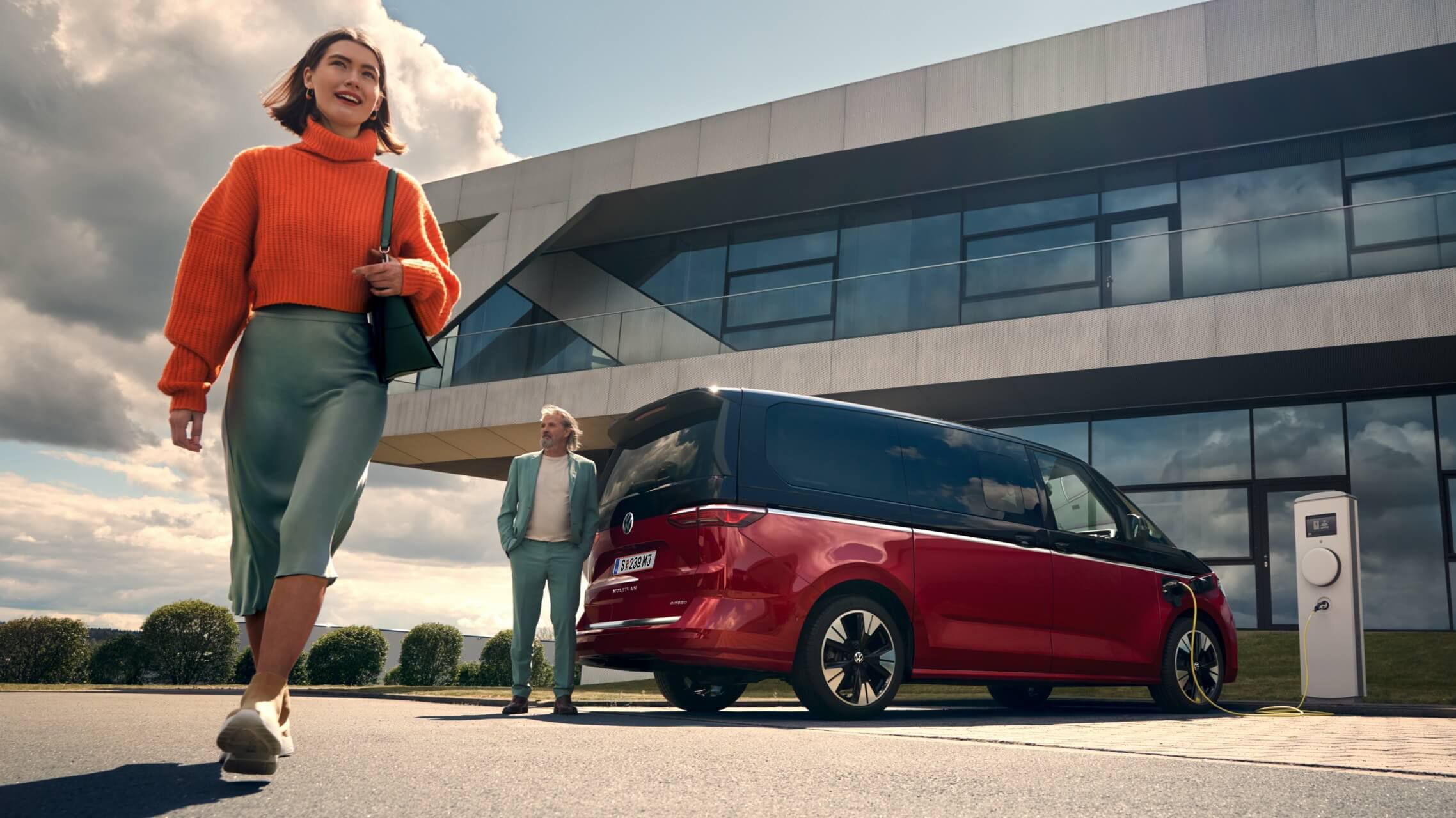 Der neue VW Multivan T7 2021 steht an einer Ladestelle und wird geladen. 