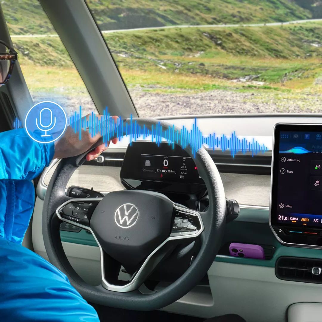 Mann sprich über Sprachassistent IDA mit ID. Buzz Navigation