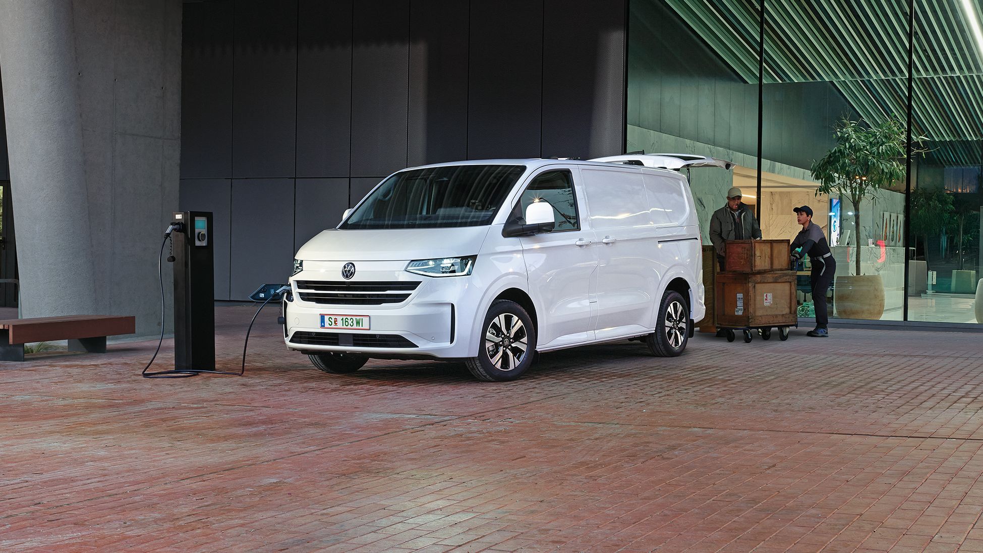VW e-Transporter Kastenwagen wird geladen