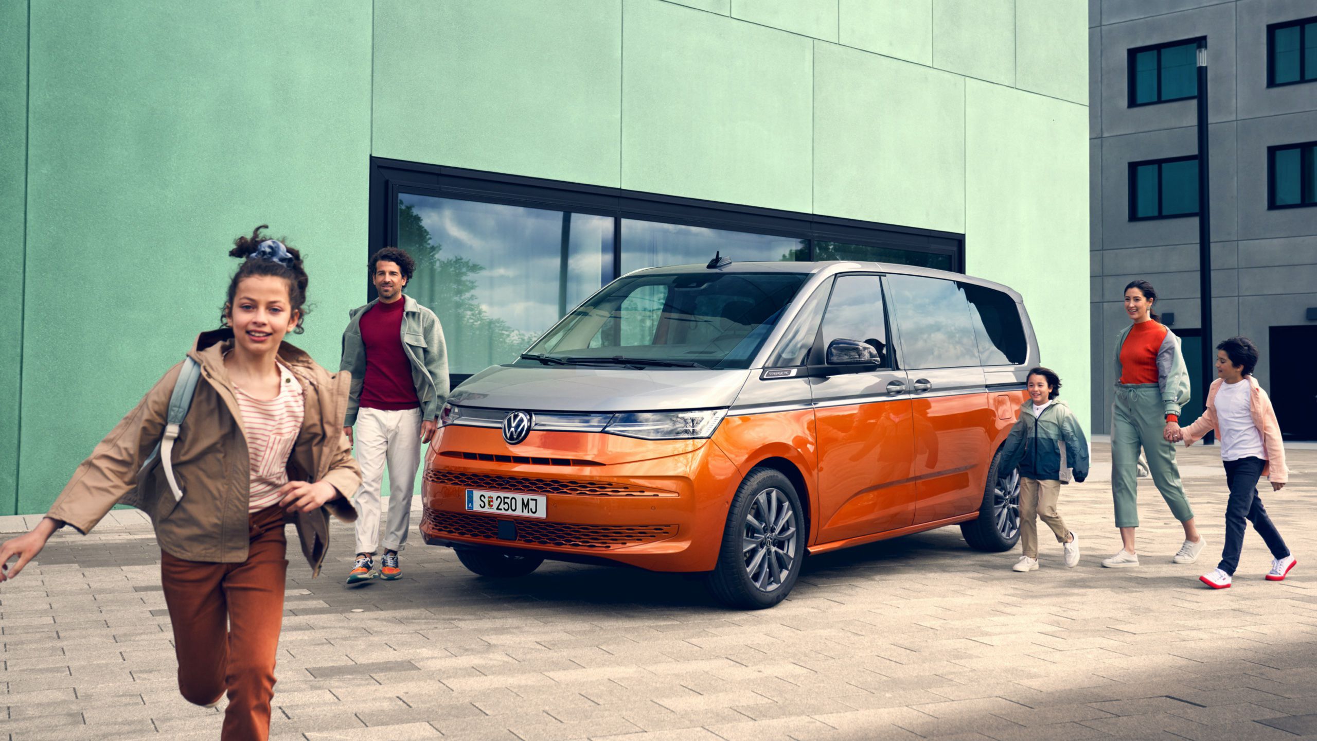 Eine Familie bei einem Ausflug mit dem VW Multivan T7 2021 Energetic. 