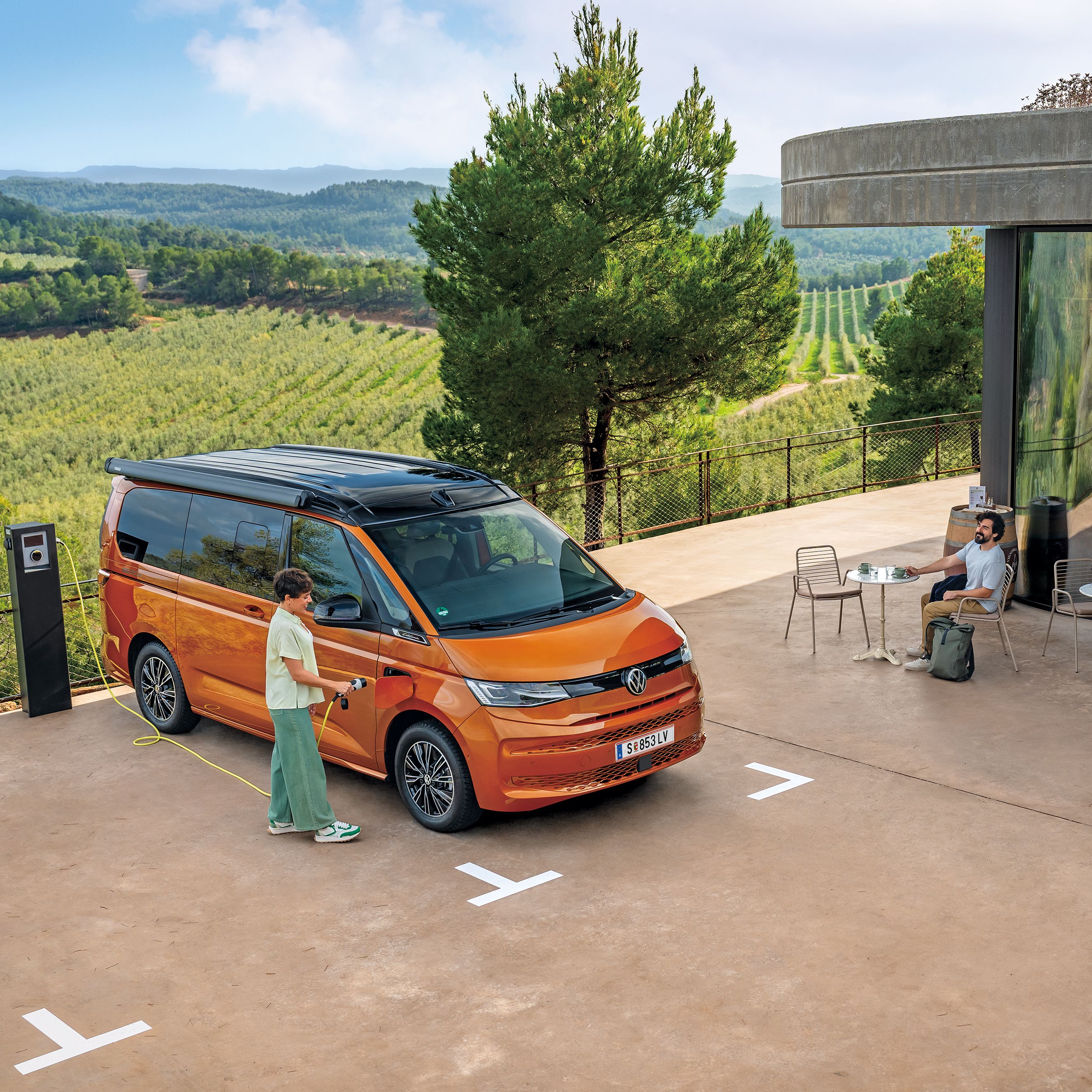 California eHybrid an einer Ladesäule