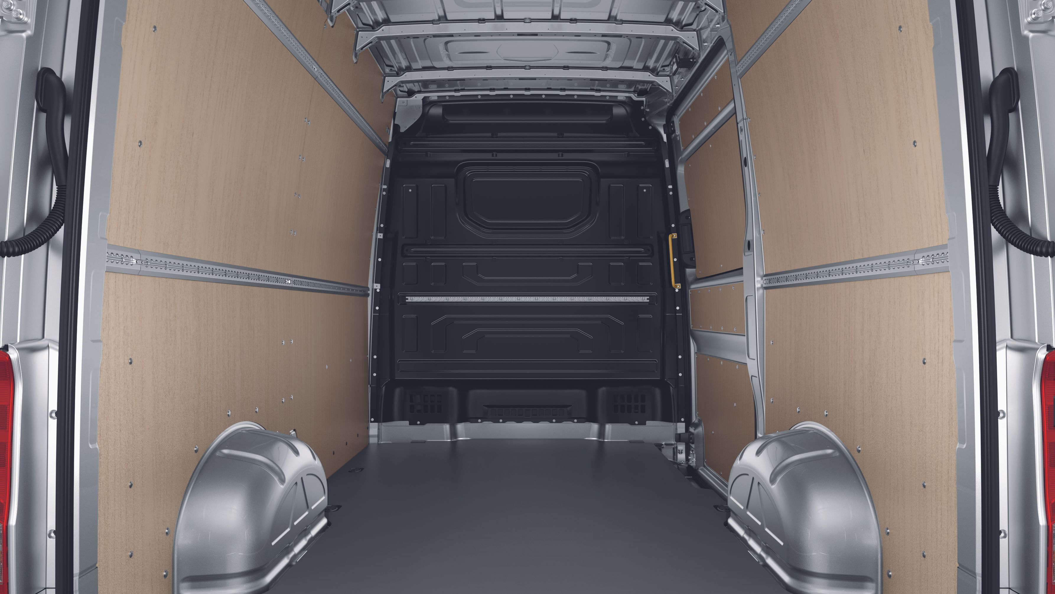 Ein Blick in den Laderaum des VW Nutzfahrzeuges Crafter Kastenwagen. Darin ist der Holzboden zu sehen.