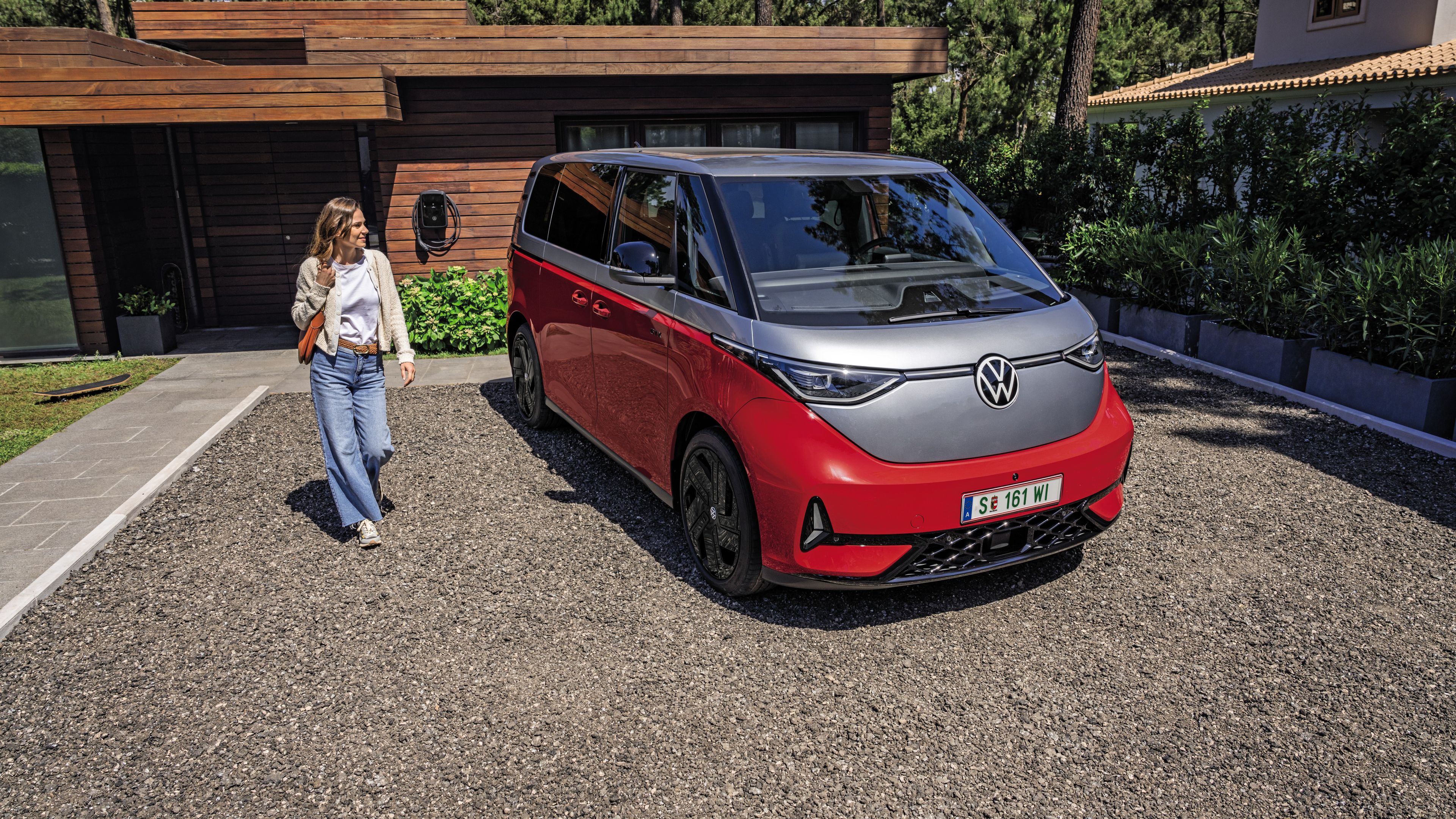 Der ID. Buzz GTX steht vor Haus