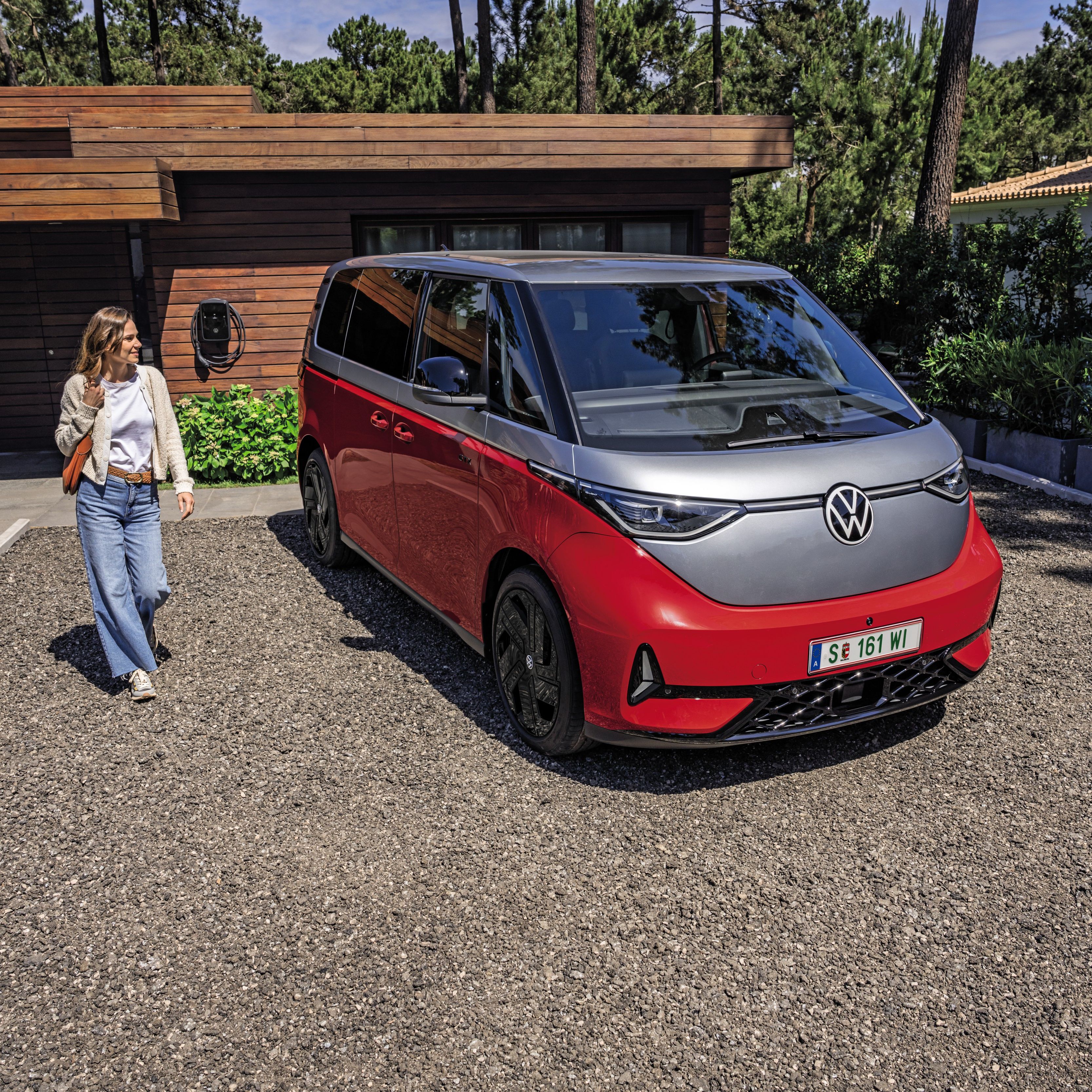 Der ID. Buzz GTX steht vor Haus