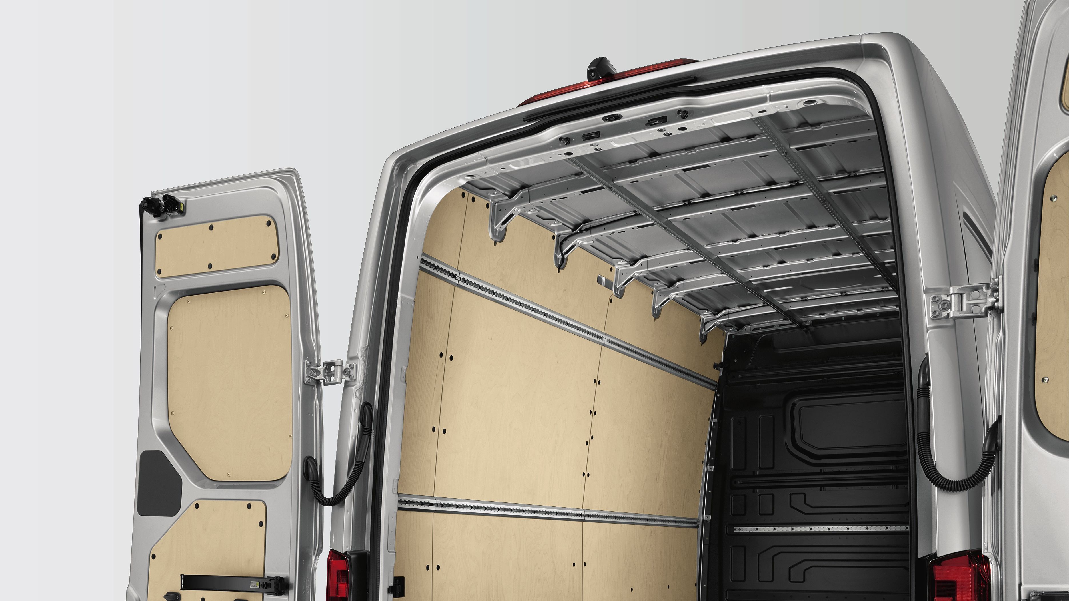 Die Verzurrschienen und -ösen im Laderaum des Crafter Kastenwagen von Volkswagen Nutzfahrzeuge.