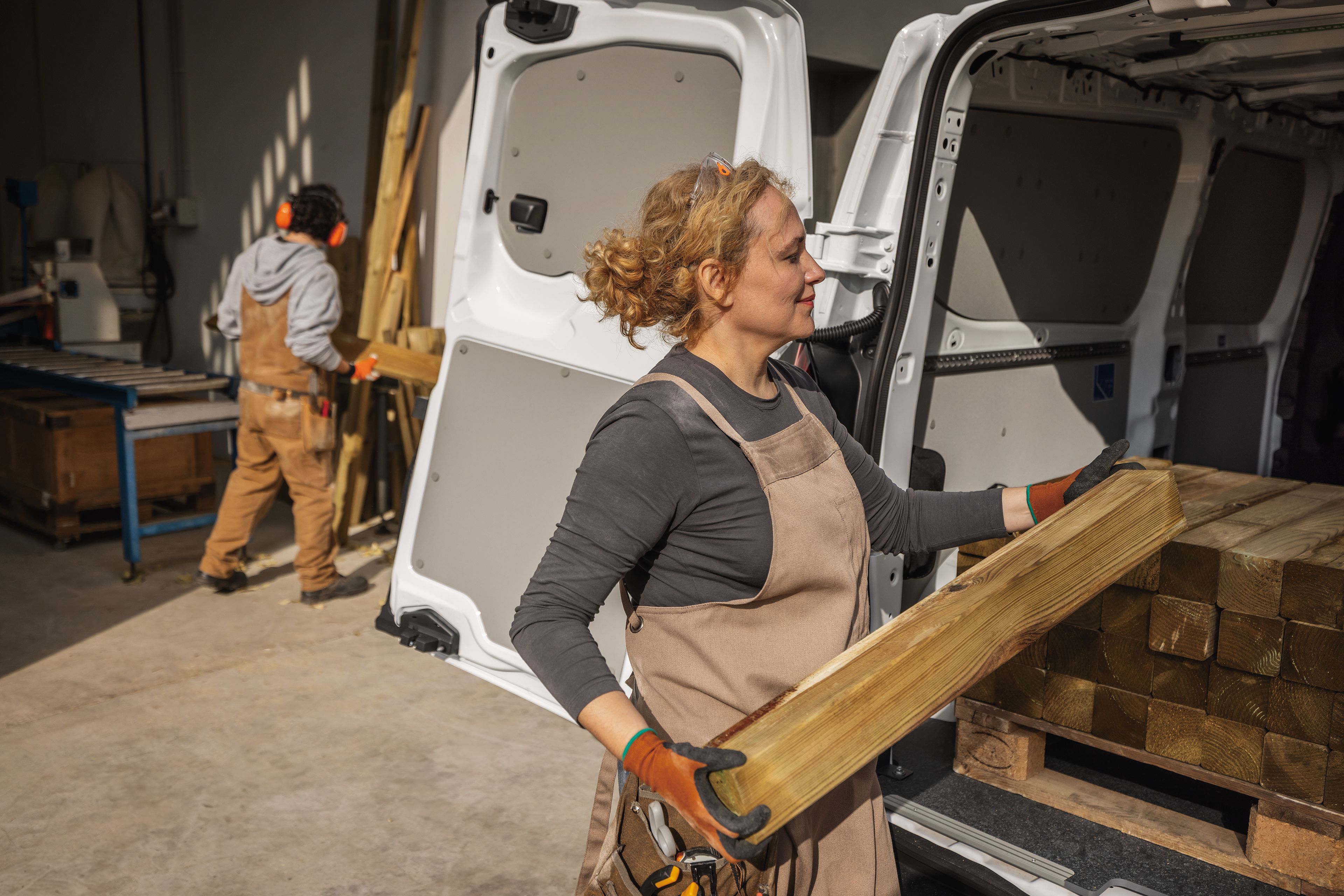 VW Transporter wird mit Holz beladen