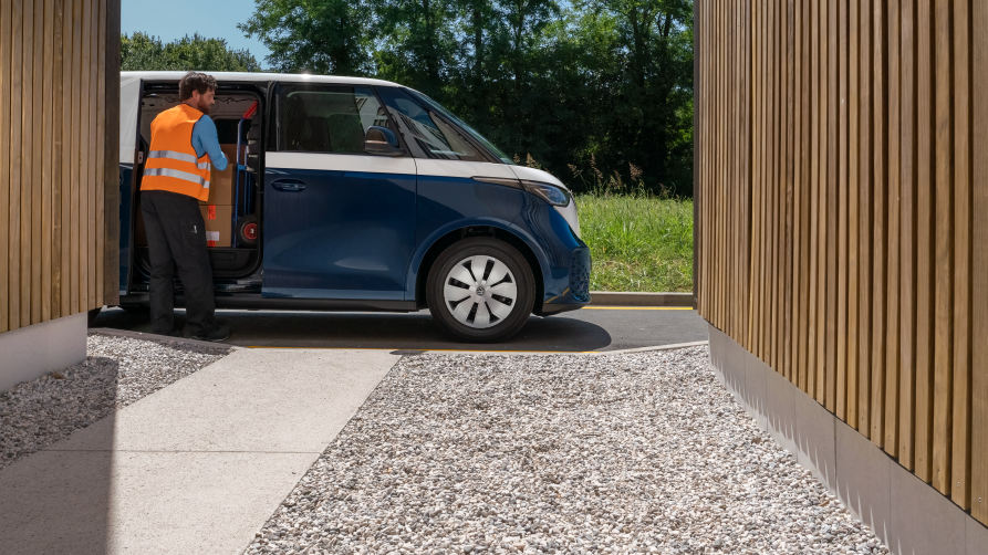 Mann hebt Pakete aus ID. Buzz Cargo.