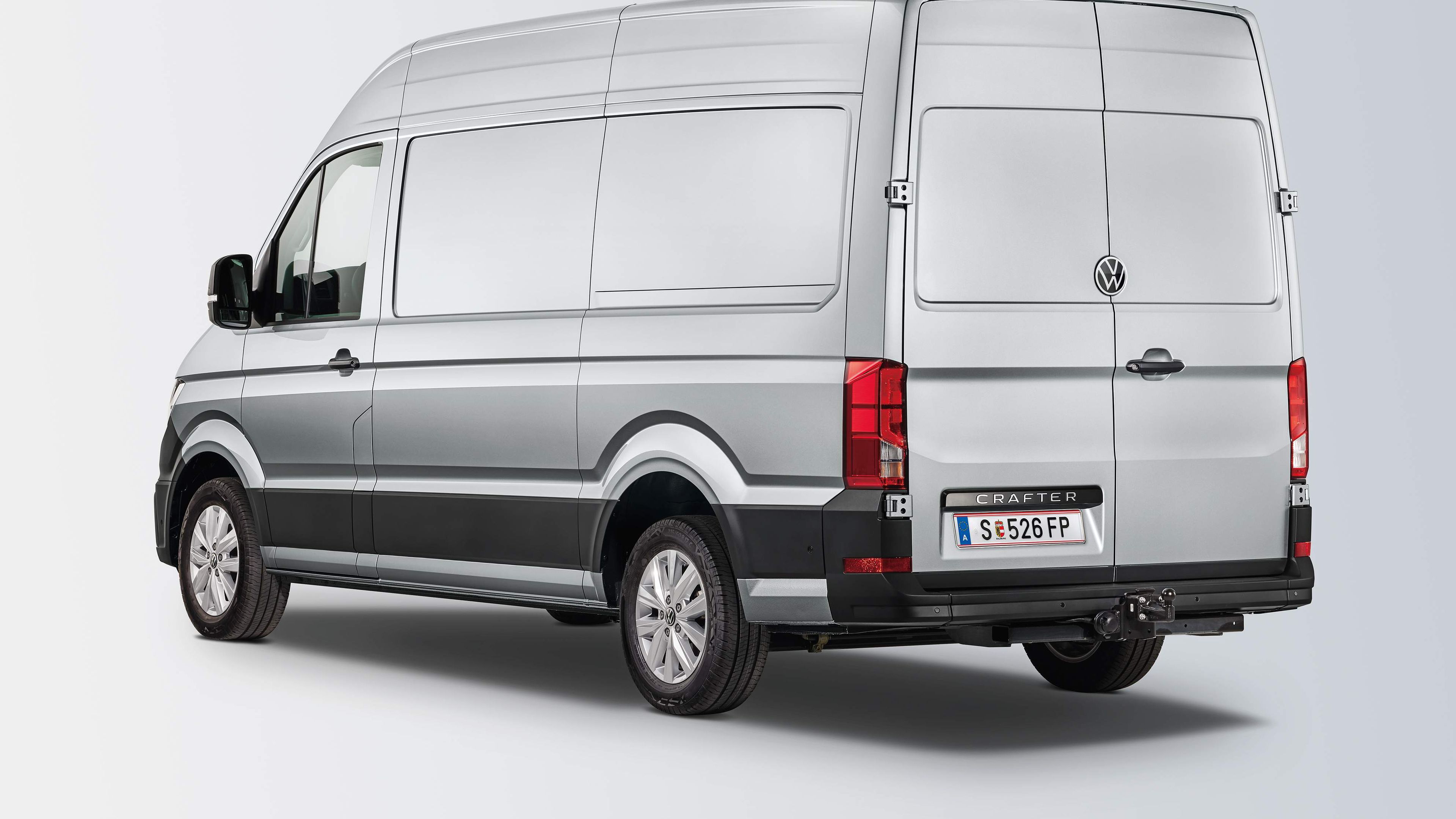 VW Arbeiter mit Werkzeug, es ist dunkel.