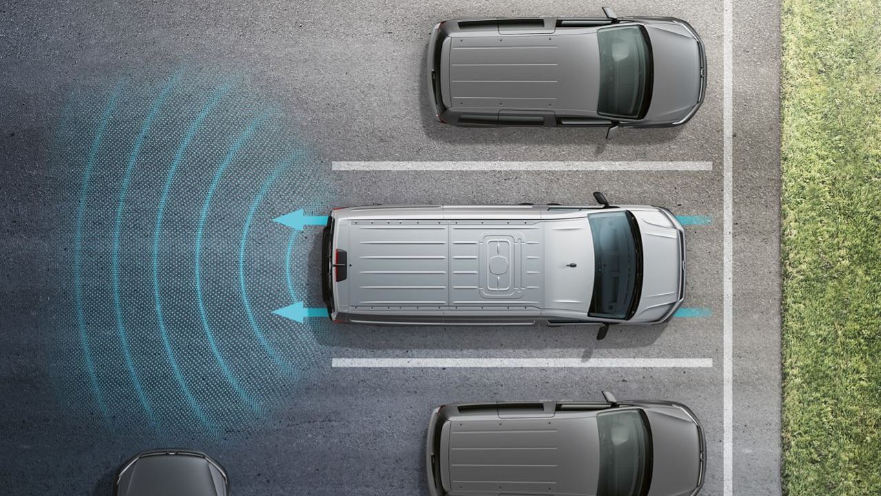 VW Modelle sind von oben zu sehen. Es wird die Funktionsweise eines Fahrerassistenzsystem dargestellt.