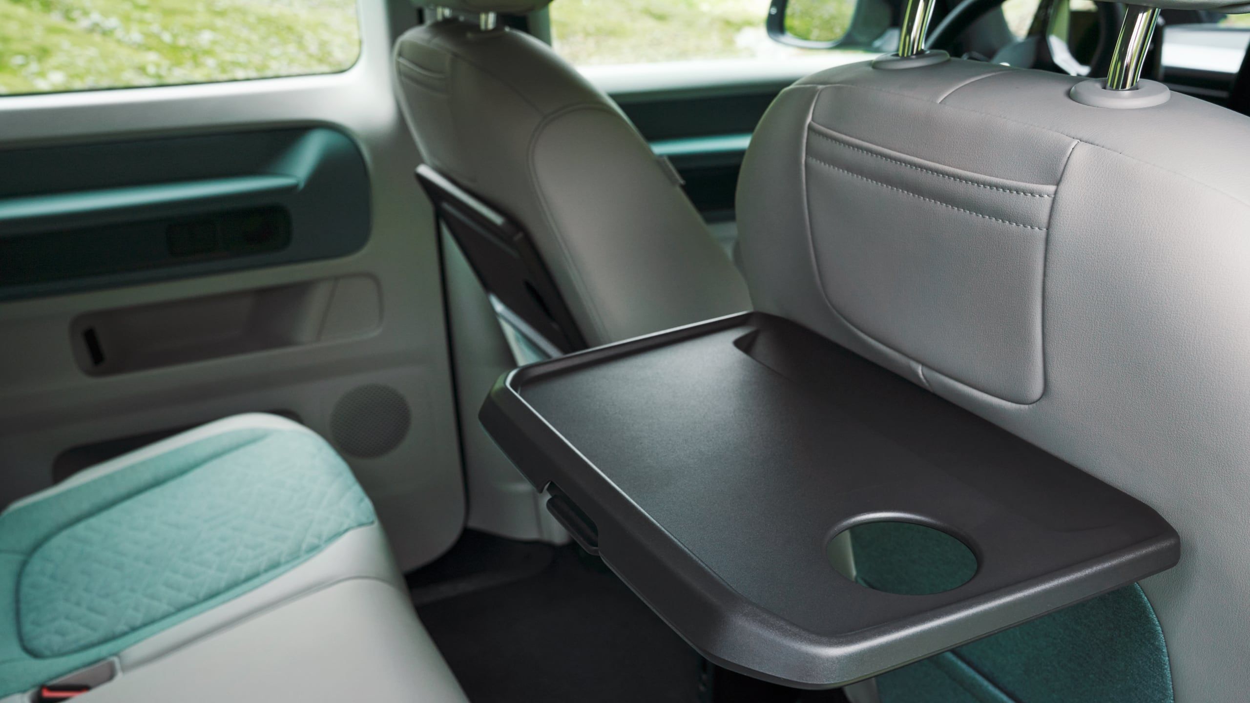 Aufklappbare Tische an der Rücklehne des VW ID. Buzz