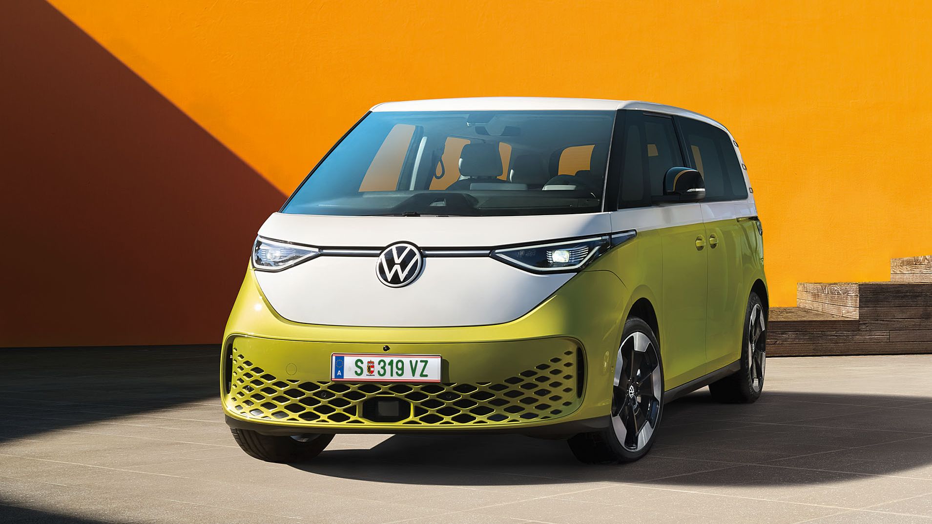 Frauen stehen vor VW ID. Buzz Cargo und reden