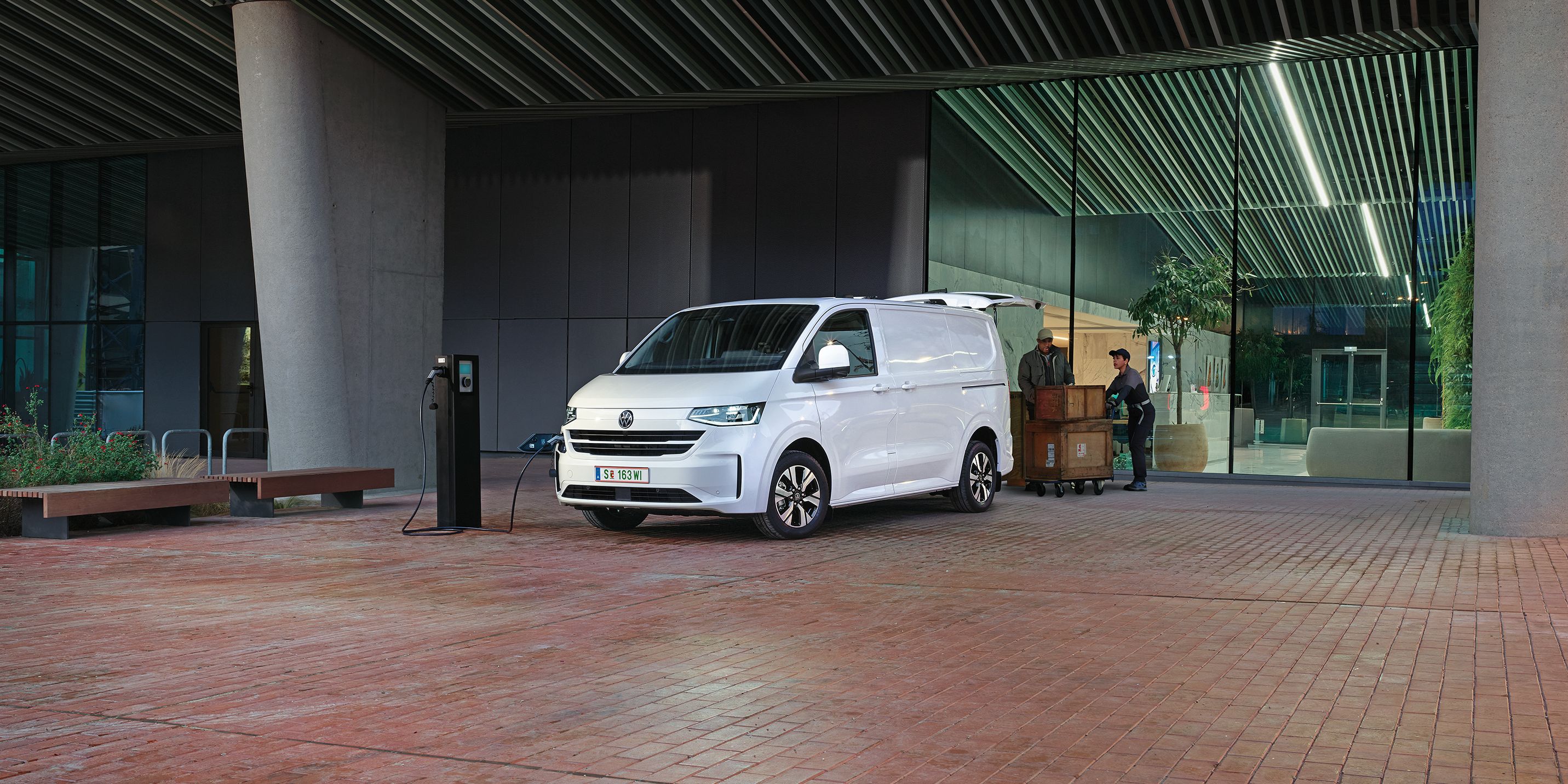 VW e-Transporter Kastenwagen wird geladen