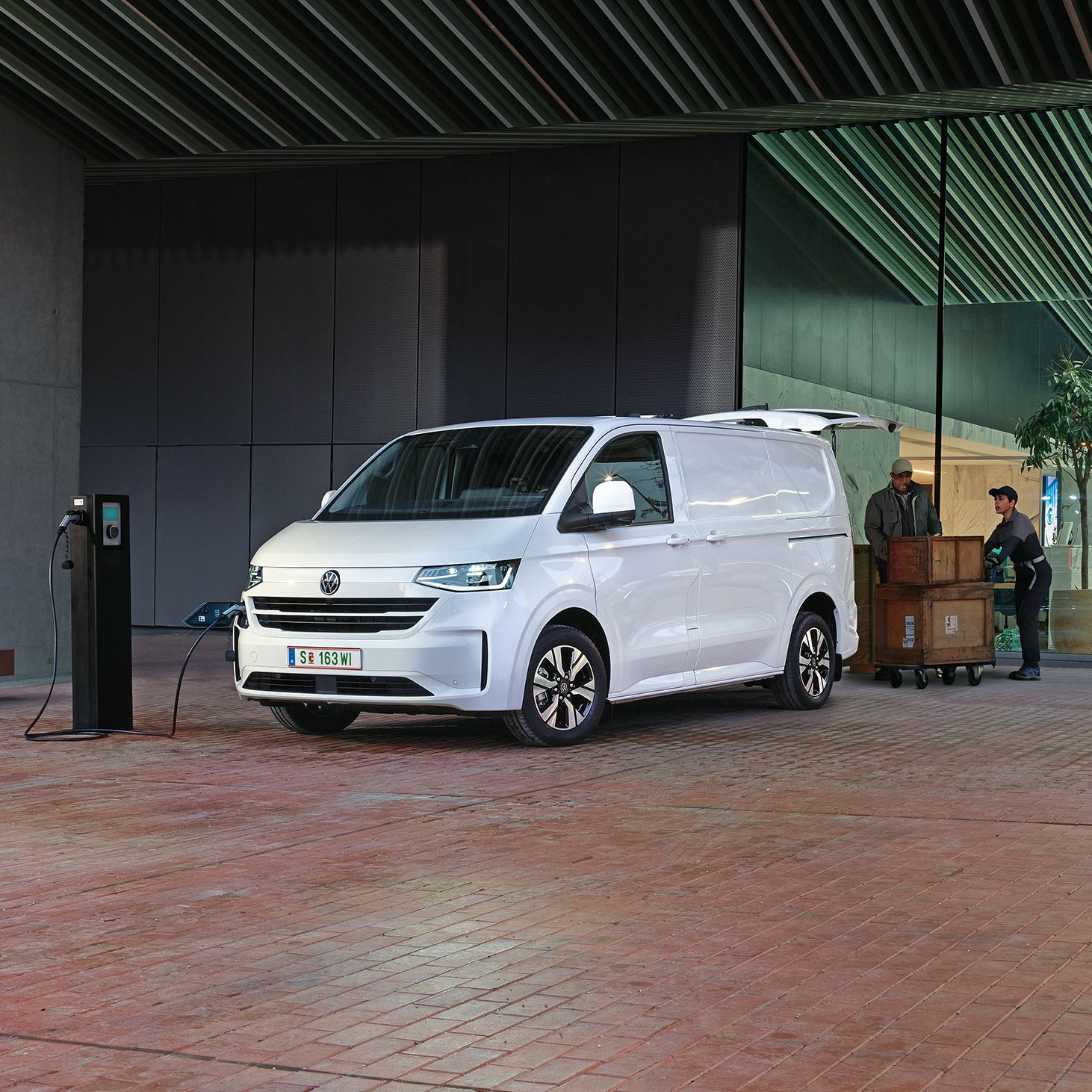 VW e-Transporter Kastenwagen wird geladen