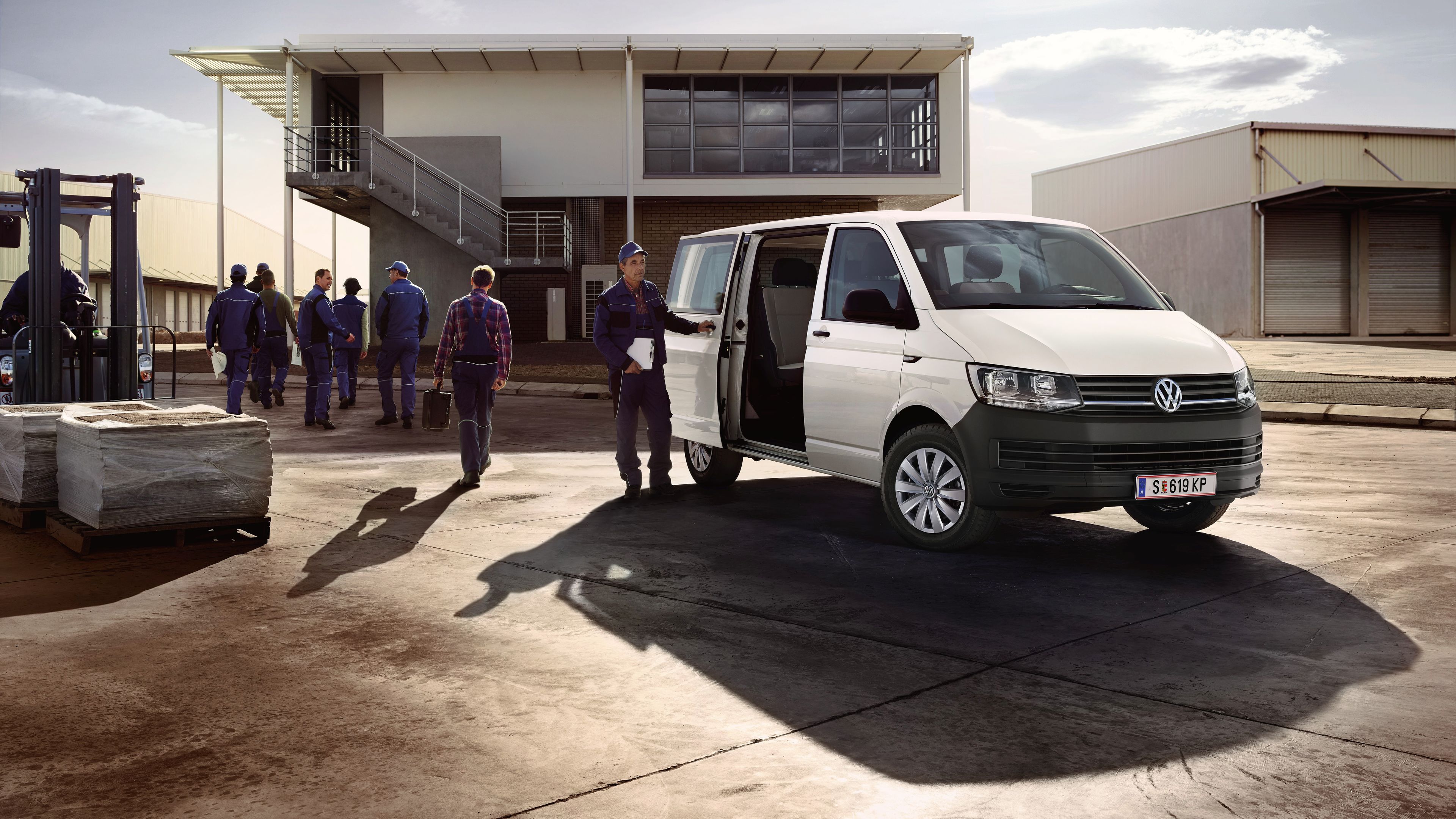 VW Transporter weiß Frontansicht