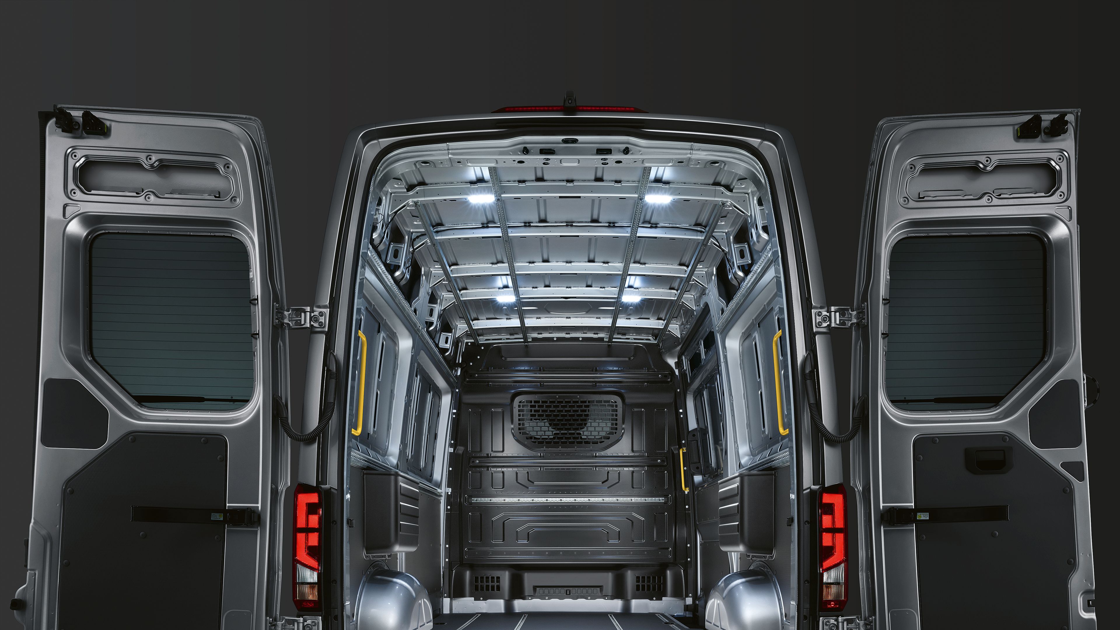 Zu sehen ist das Innere des Laderaumes eines VW Crafter mit LED Beleuchtung.